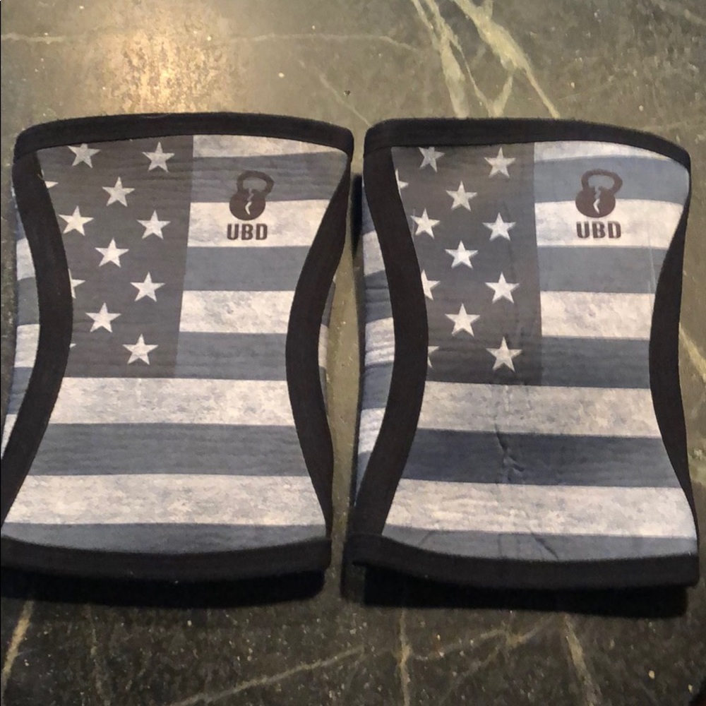 Unbroken design knee sleeves